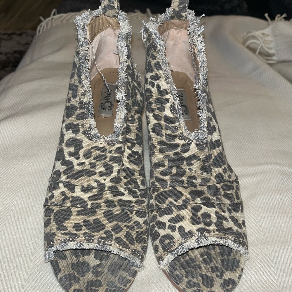 Stages West Very G Leopard Booties